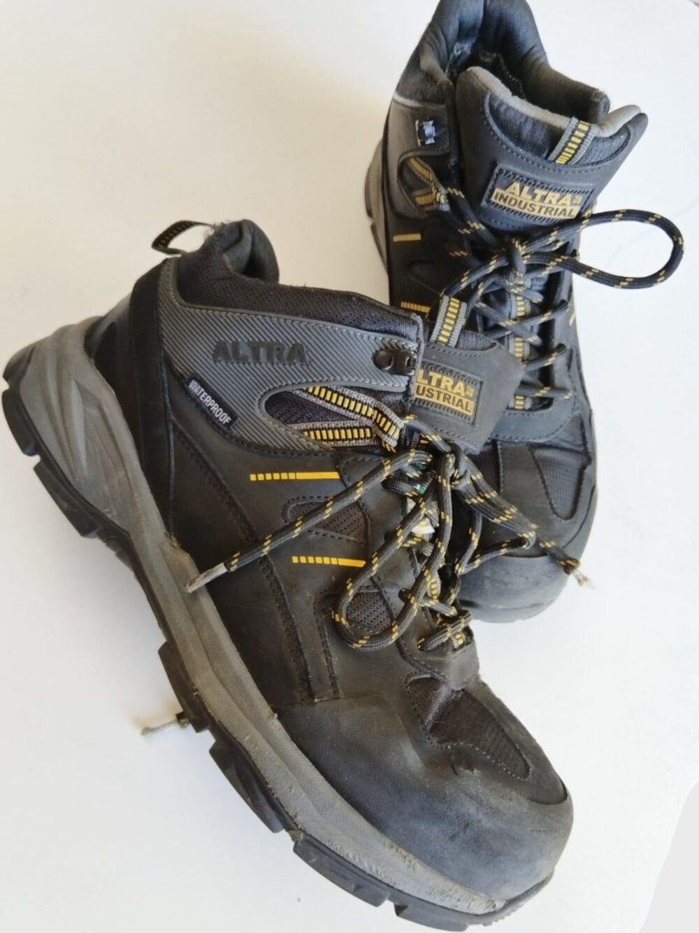 Altra men's waterproof heavy-duty work shoe (Hiker style), size 10, CSA-certifie